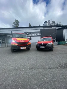 Kolarikorjaamo & automaalaamo Töhösen tiepalvelukalustoa toimipaikan pihalla.